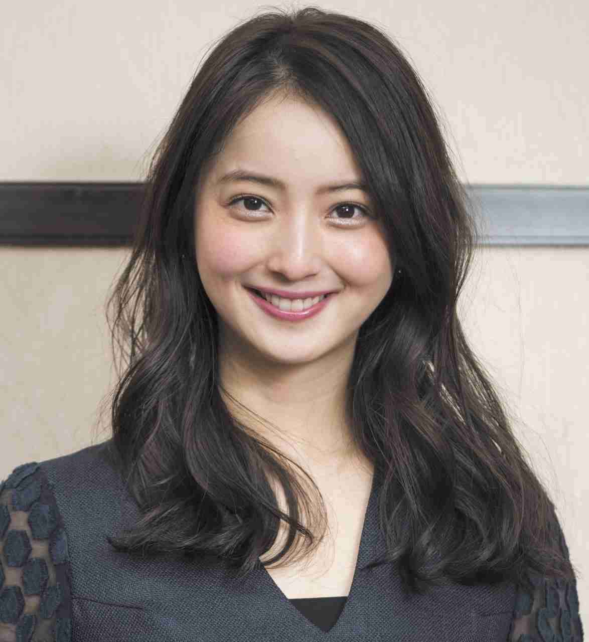 佐々木希10周年写真集で“オンナの顔” 無防備な下着姿も