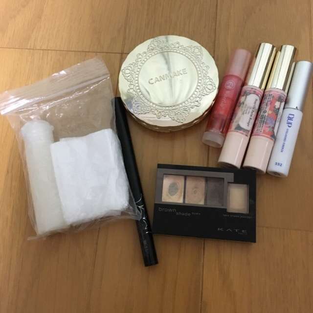 化粧ポーチの中身見せてください！