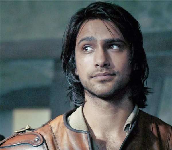 今あなたの隣に誰でも来てくれるとしたら誰を呼ぶ？