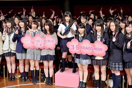 橋本環奈の“オトナ”な姿に反響「肌見せがまぶしい」「本当に完璧」