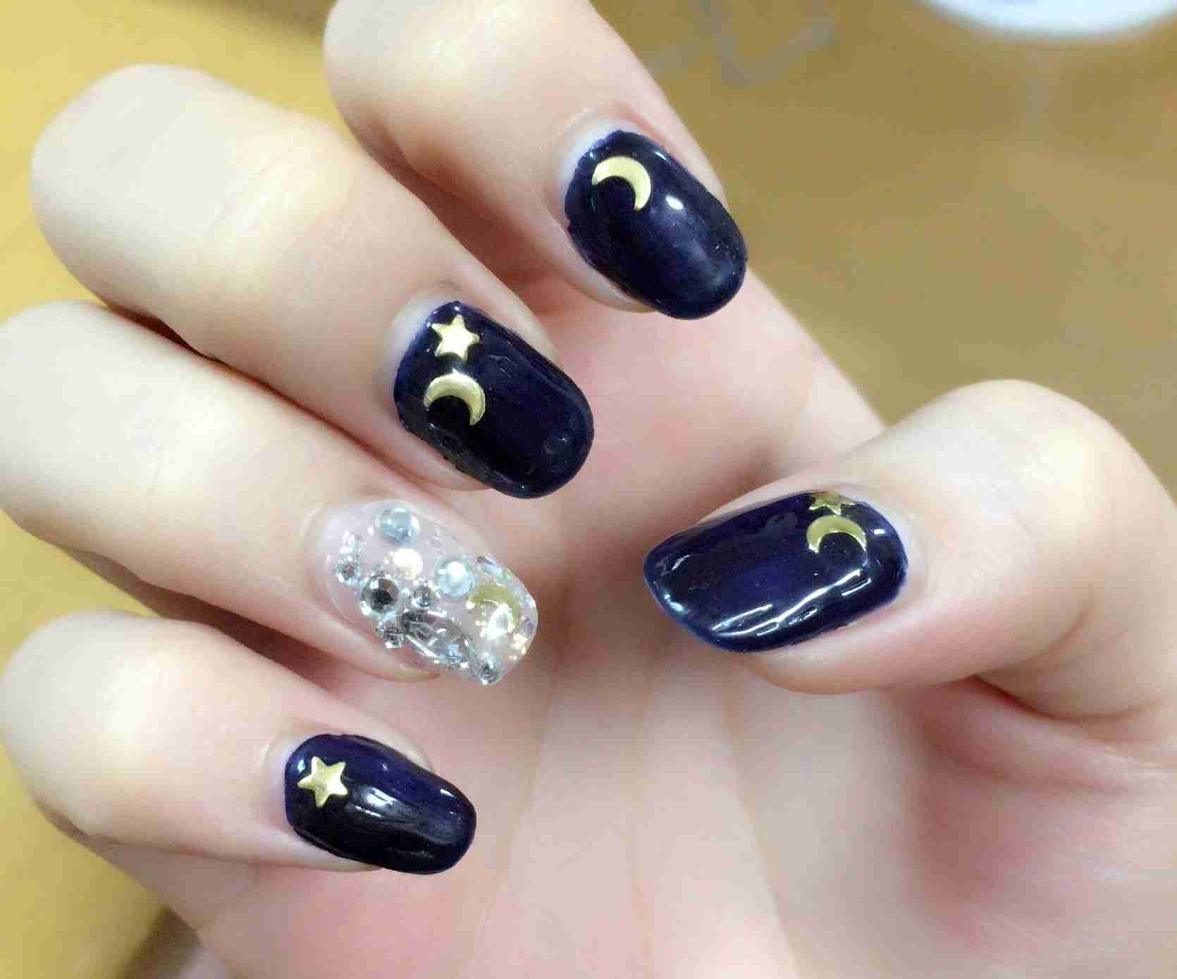 個性的な色のネイルどう思いますか？