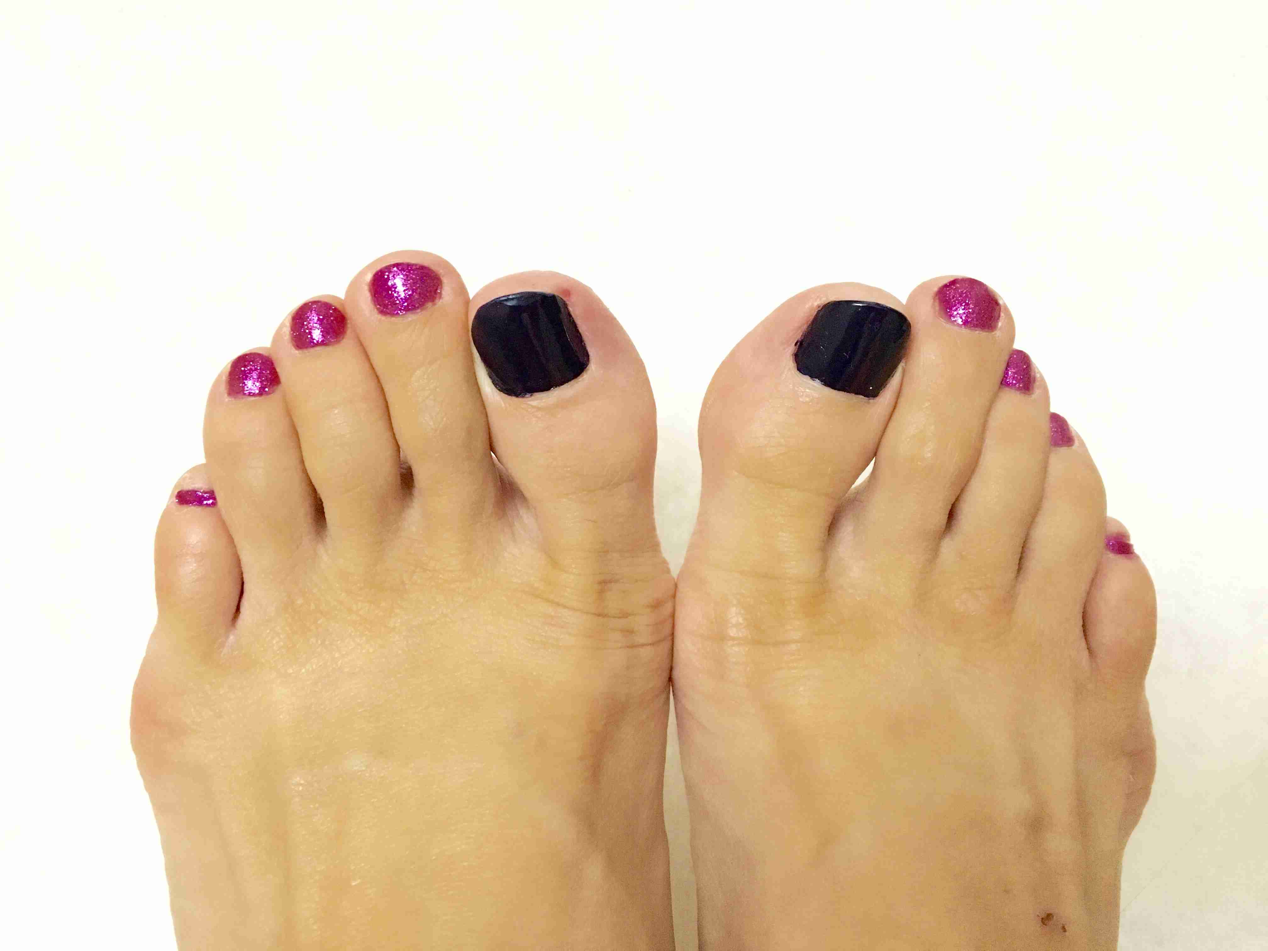 個性的な色のネイルどう思いますか？