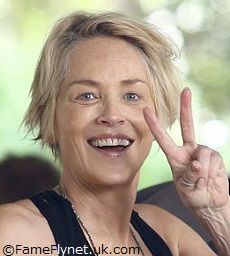 58歳のシャロン・ストーン、圧巻のビキニ姿を公開　スッピン＆美ボディに反響