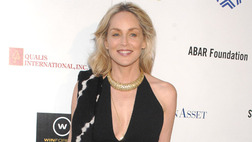 58歳のシャロン・ストーン、圧巻のビキニ姿を公開　スッピン＆美ボディに反響
