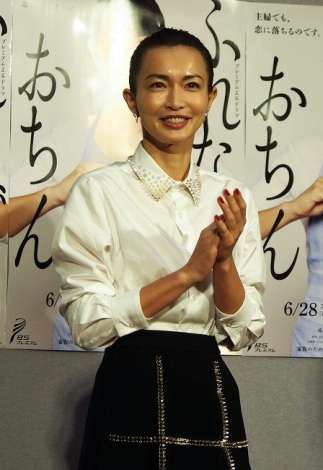 長谷川京子の水着姿にファン絶賛「細いのにグラマラス！」