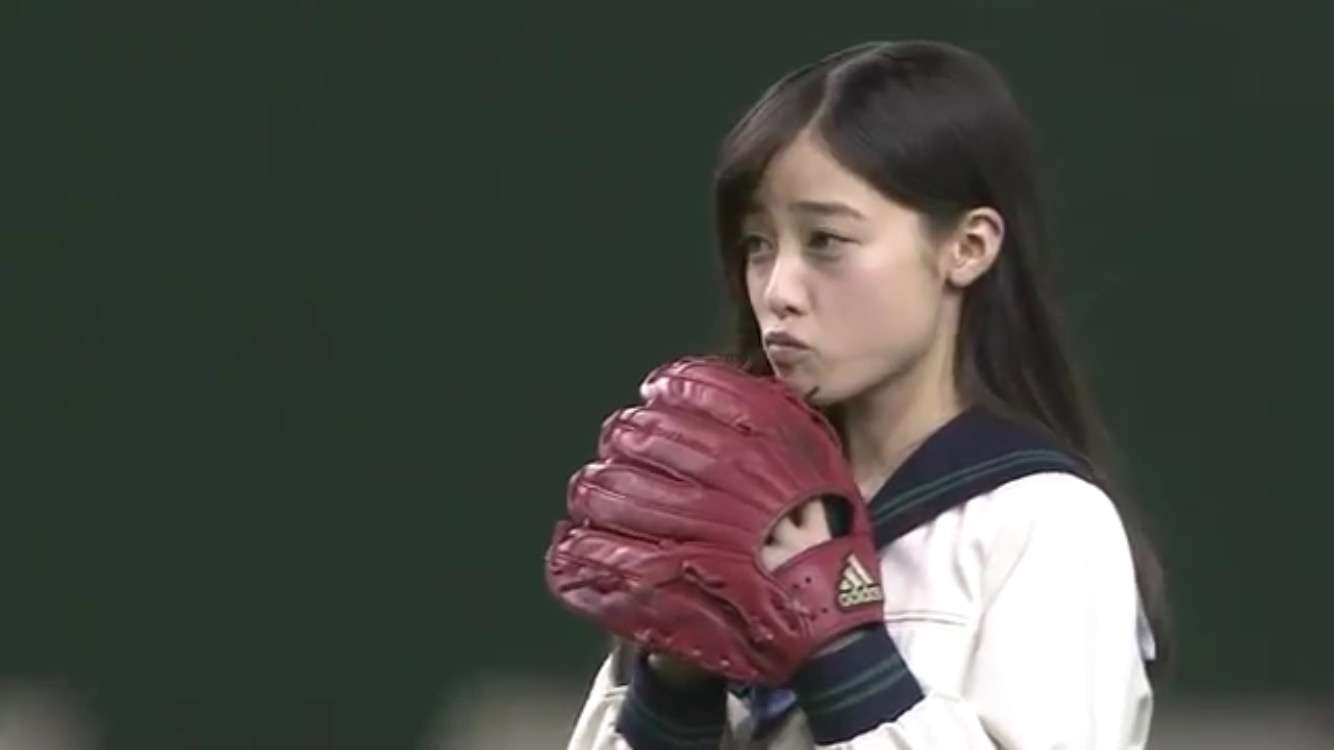 “天使すぎる花嫁”橋本環奈、結婚マガジン表紙でウエディング姿