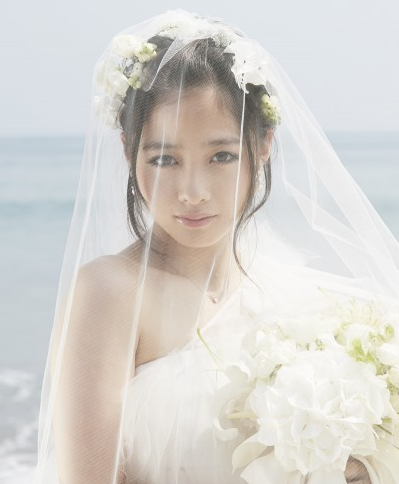 “天使すぎる花嫁”橋本環奈、結婚マガジン表紙でウエディング姿