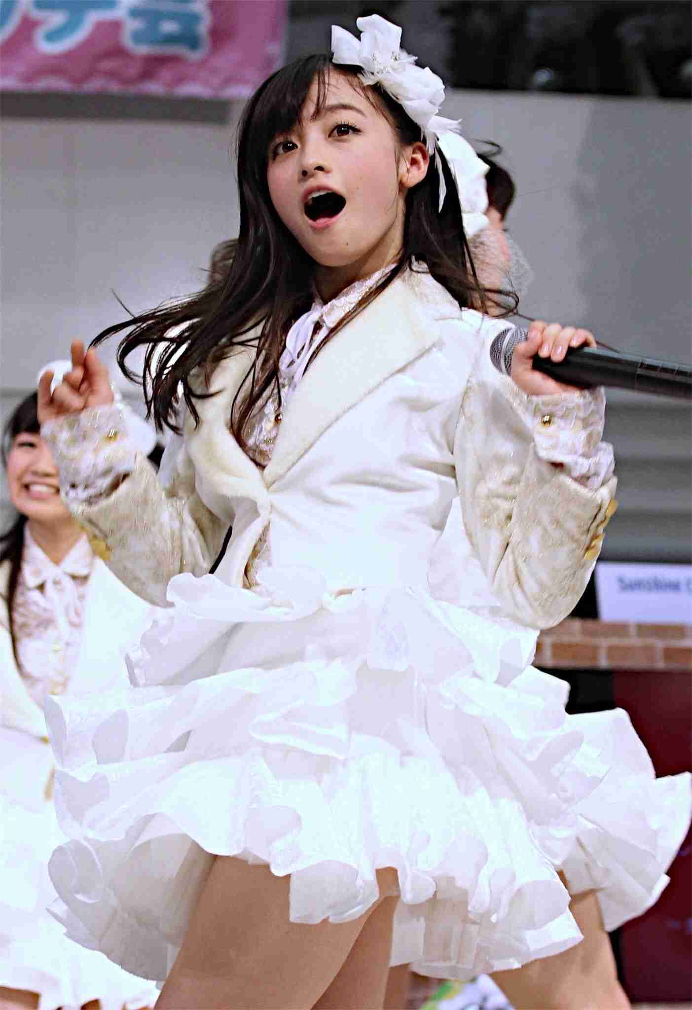 “天使すぎる花嫁”橋本環奈、結婚マガジン表紙でウエディング姿