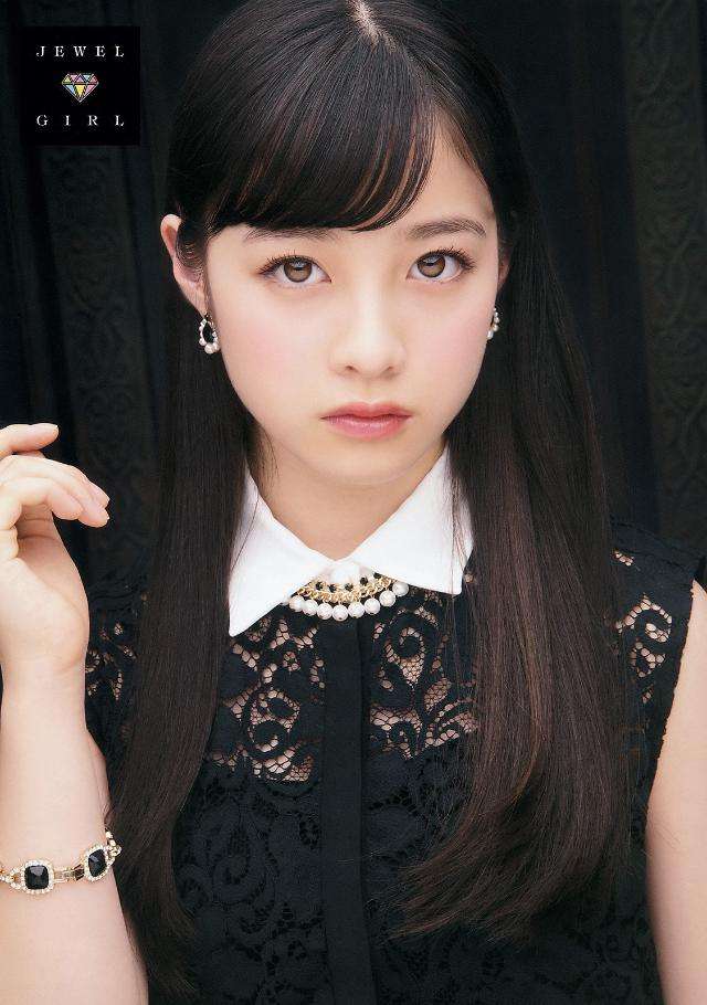 “天使すぎる花嫁”橋本環奈、結婚マガジン表紙でウエディング姿
