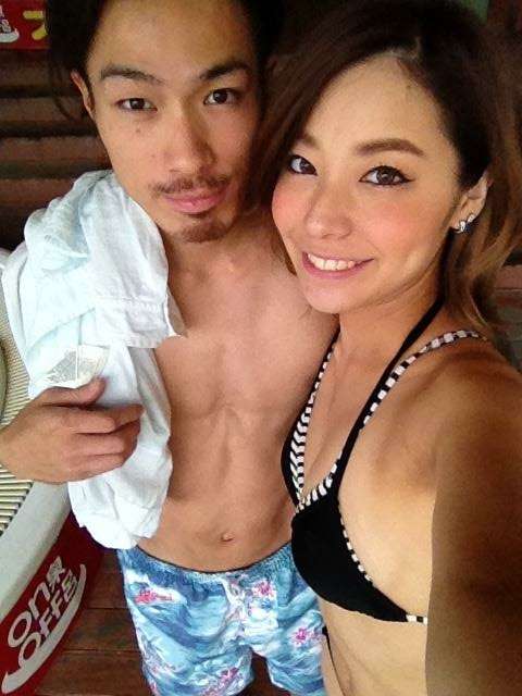 小島よしお、妻とのツーショット写真を公開