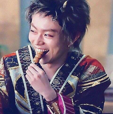菅田将暉、カラフル&ポップな“下着姿”公開