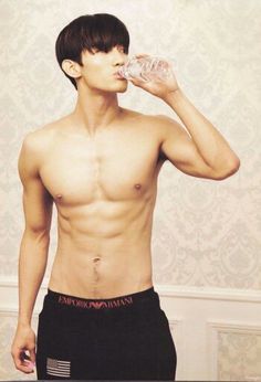 水着が似合う男性有名人の画像を貼ろうじゃないの