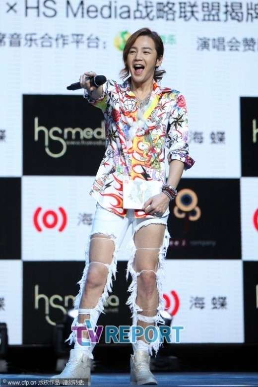 ダレノガレ明美、美脚全開