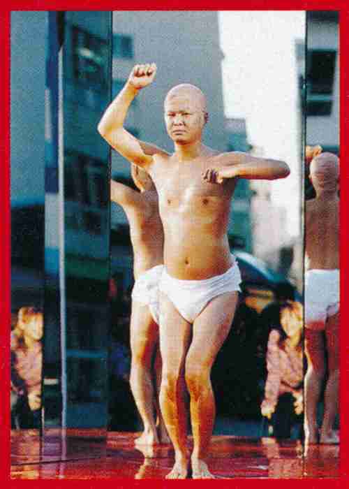 人前でオムツ丸出しの赤ちゃん