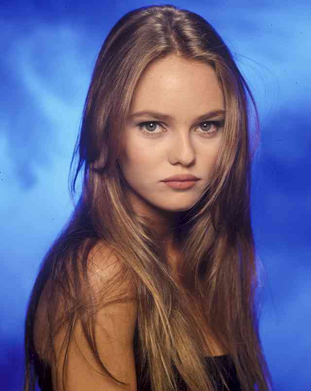 「まるで宇宙人のよう」ジョニー・デップの娘、リリー・ローズ  細すぎる体と頭のバランスが奇妙!?