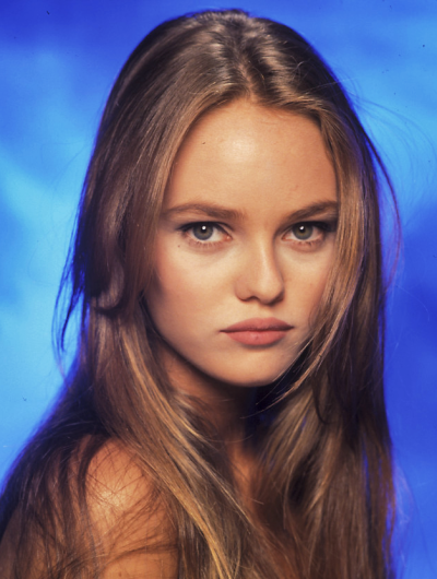 「まるで宇宙人のよう」ジョニー・デップの娘、リリー・ローズ  細すぎる体と頭のバランスが奇妙!?