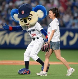 浅田舞、いつからカープ女子に?優勝祝福ツイートに中日ファン「裏切られた」
