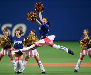 浅田舞、いつからカープ女子に?優勝祝福ツイートに中日ファン「裏切られた」
