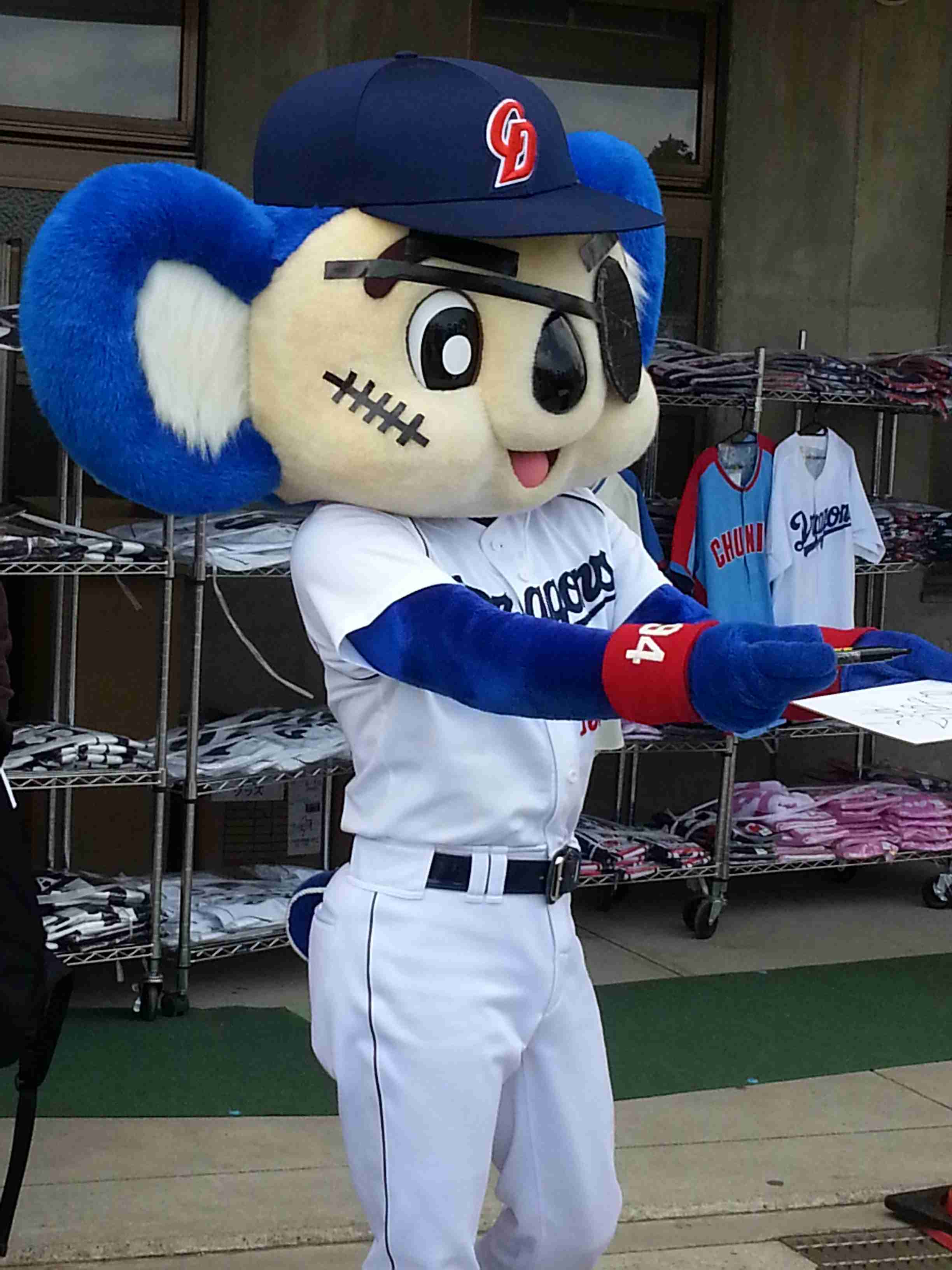 浅田舞、いつからカープ女子に?優勝祝福ツイートに中日ファン「裏切られた」