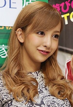 板野友美がウエディングドレスをプロデュース　自身の結婚観は…