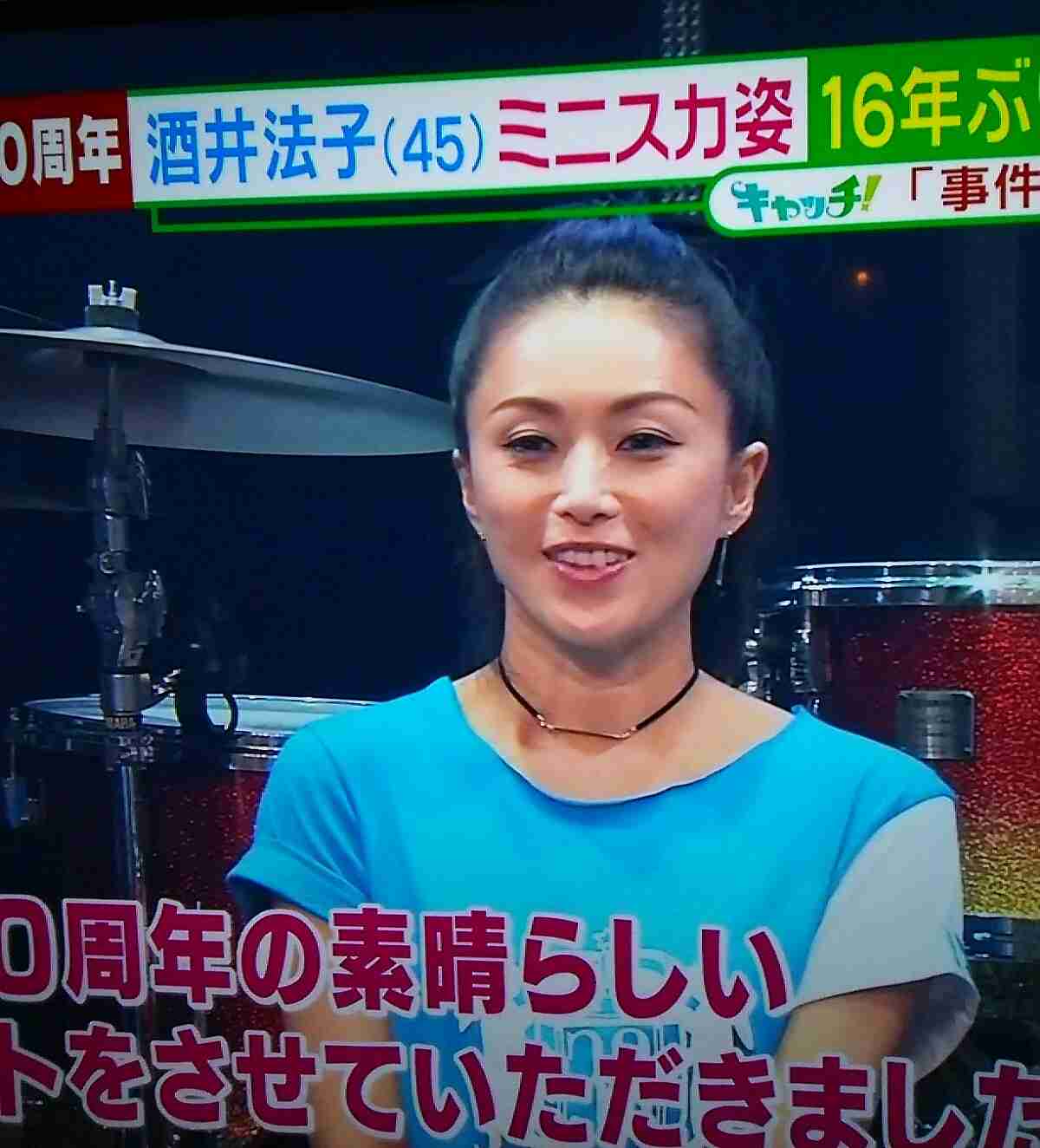 酒井法子、超ミニスカで「マンモスうれピー！」「よろピクピク～！」…単独ライブ