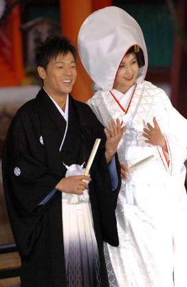 藤原紀香友禅の白無垢 片岡愛之助と相合い傘挙式