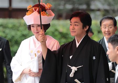 藤原紀香友禅の白無垢 片岡愛之助と相合い傘挙式