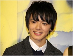 濱田龍臣、女子高生姿で舞台あいさつ　「むだ毛処理クリーム使ってます」