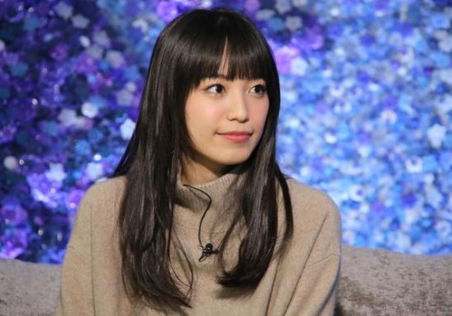 濱田龍臣、女子高生姿で舞台あいさつ　「むだ毛処理クリーム使ってます」