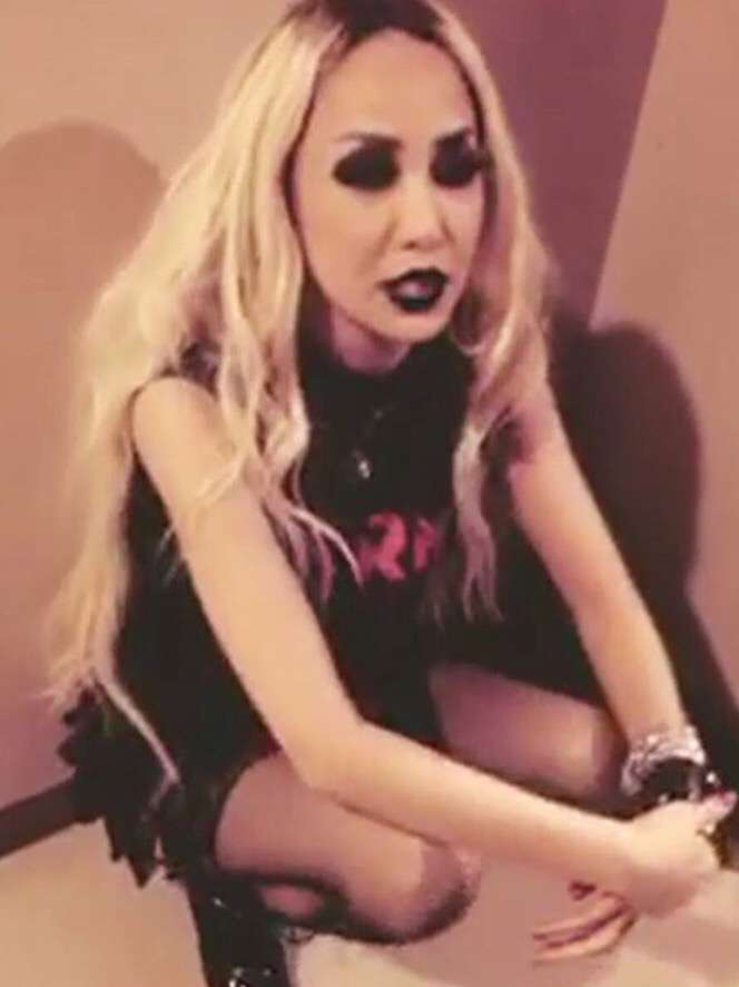 中島美嘉がアップした打ち上げ写真がちょっと怖い…この金髪美女って中島さん!?