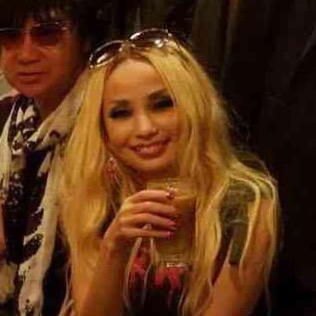 中島美嘉がアップした打ち上げ写真がちょっと怖い…この金髪美女って中島さん!?