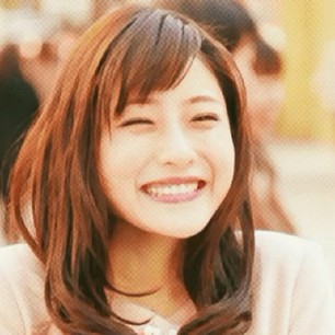 優しい笑顔をしてる画像