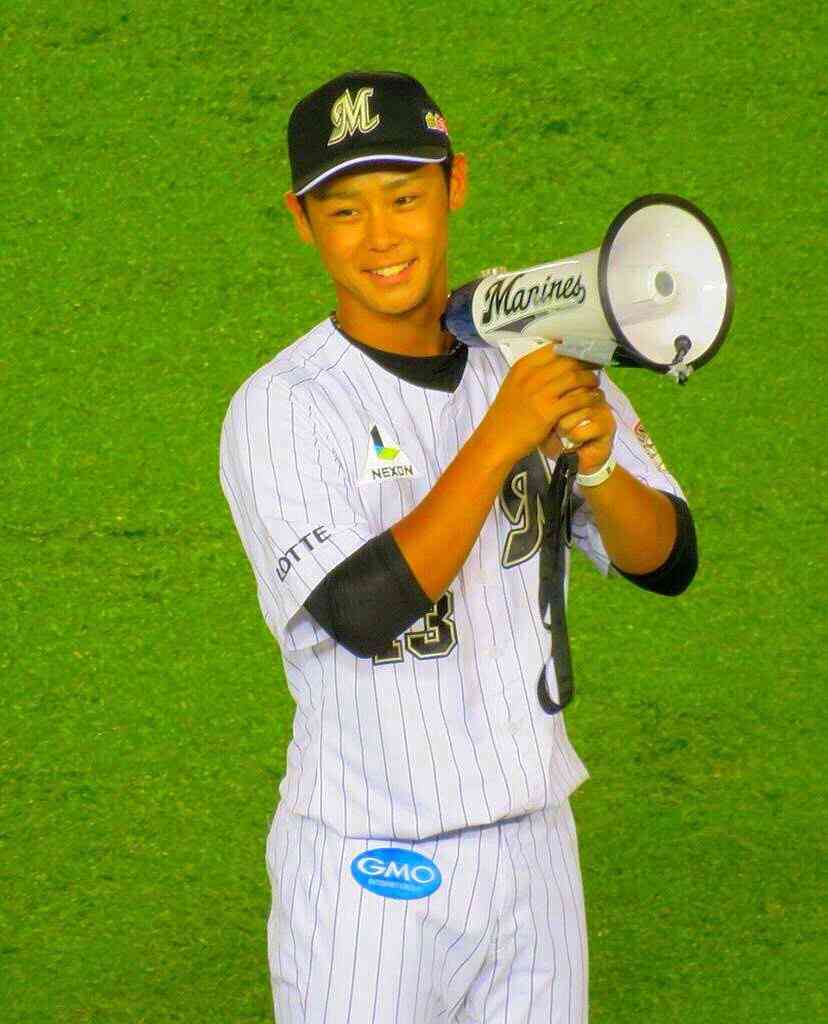 優しい笑顔をしてる画像