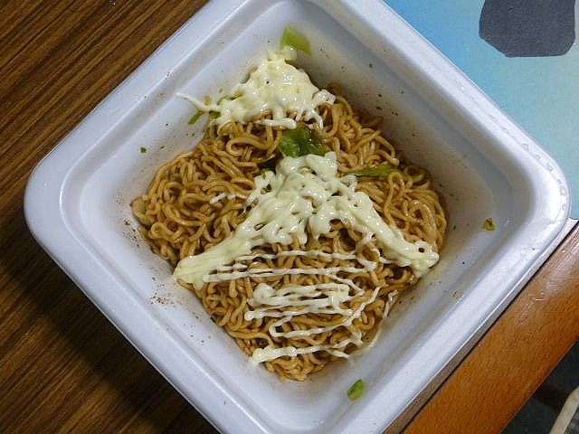 カップ焼きそば好きな人