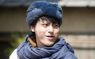 自由なコメントの中に ちょいちょい『アゴしゃくれ気味で』とつけるトピ