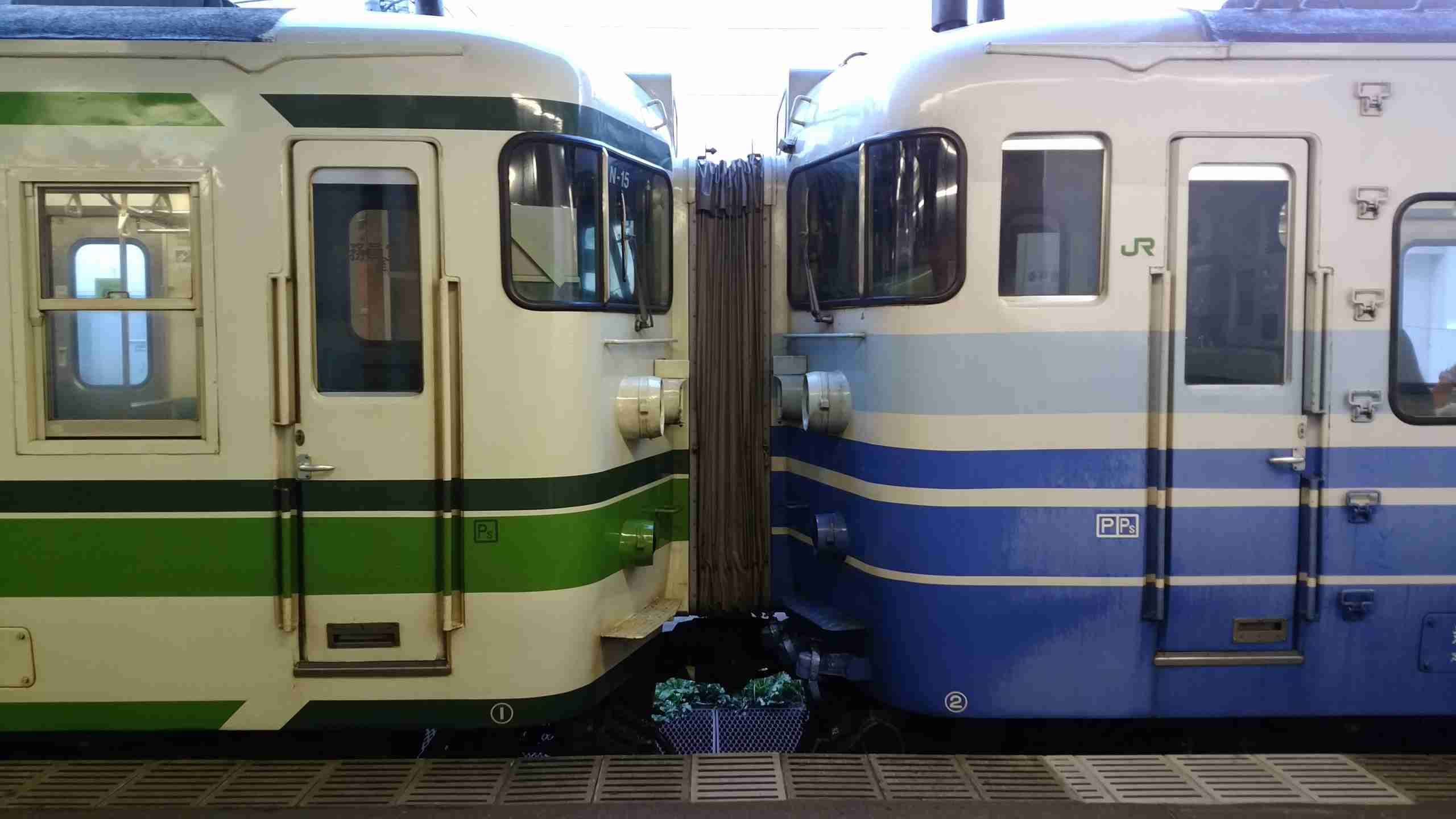 マナー無視する「撮り鉄」を怒鳴った駅員 ネットでは賛否