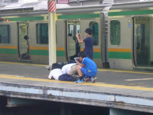 マナー無視する「撮り鉄」を怒鳴った駅員 ネットでは賛否