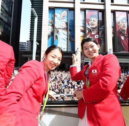 リオ五輪＆パラメダリストがパレード　内村、吉田らに大歓声