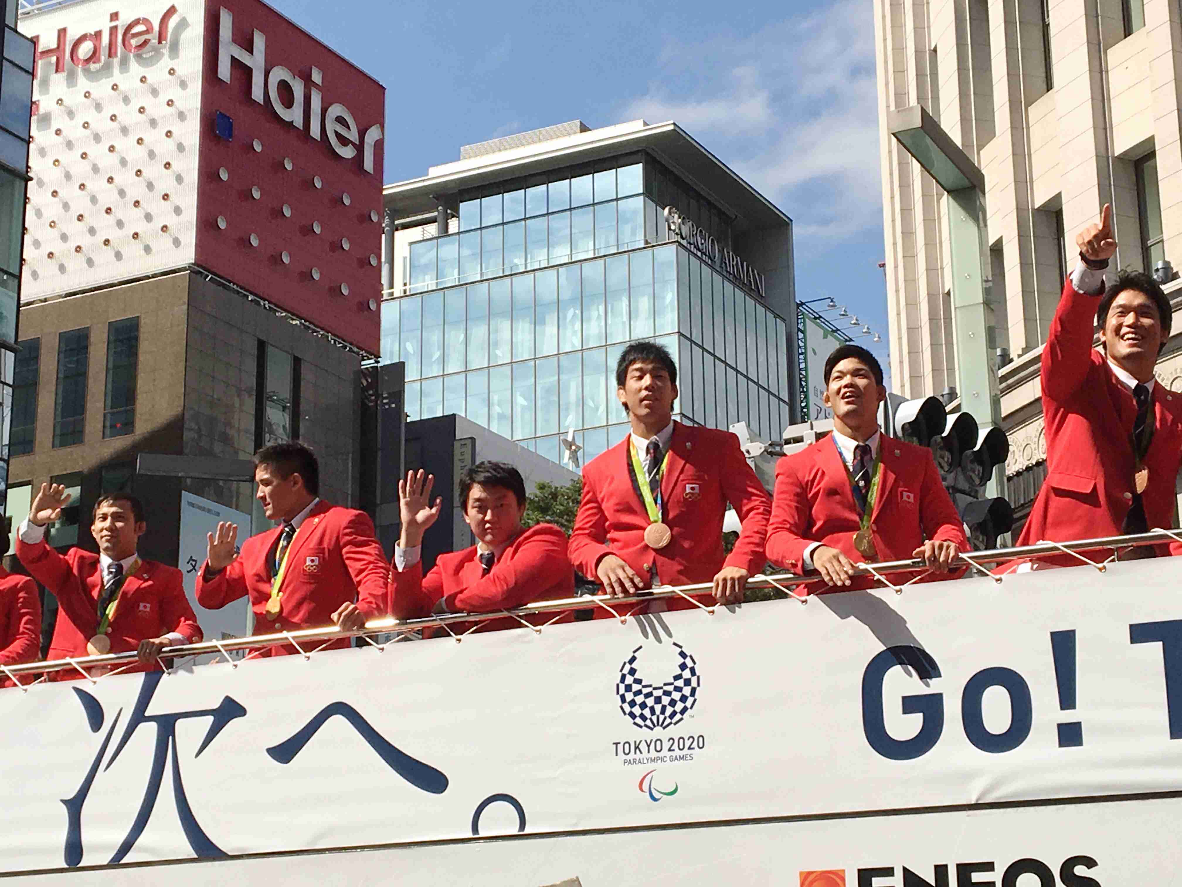 リオ五輪＆パラメダリストがパレード　内村、吉田らに大歓声