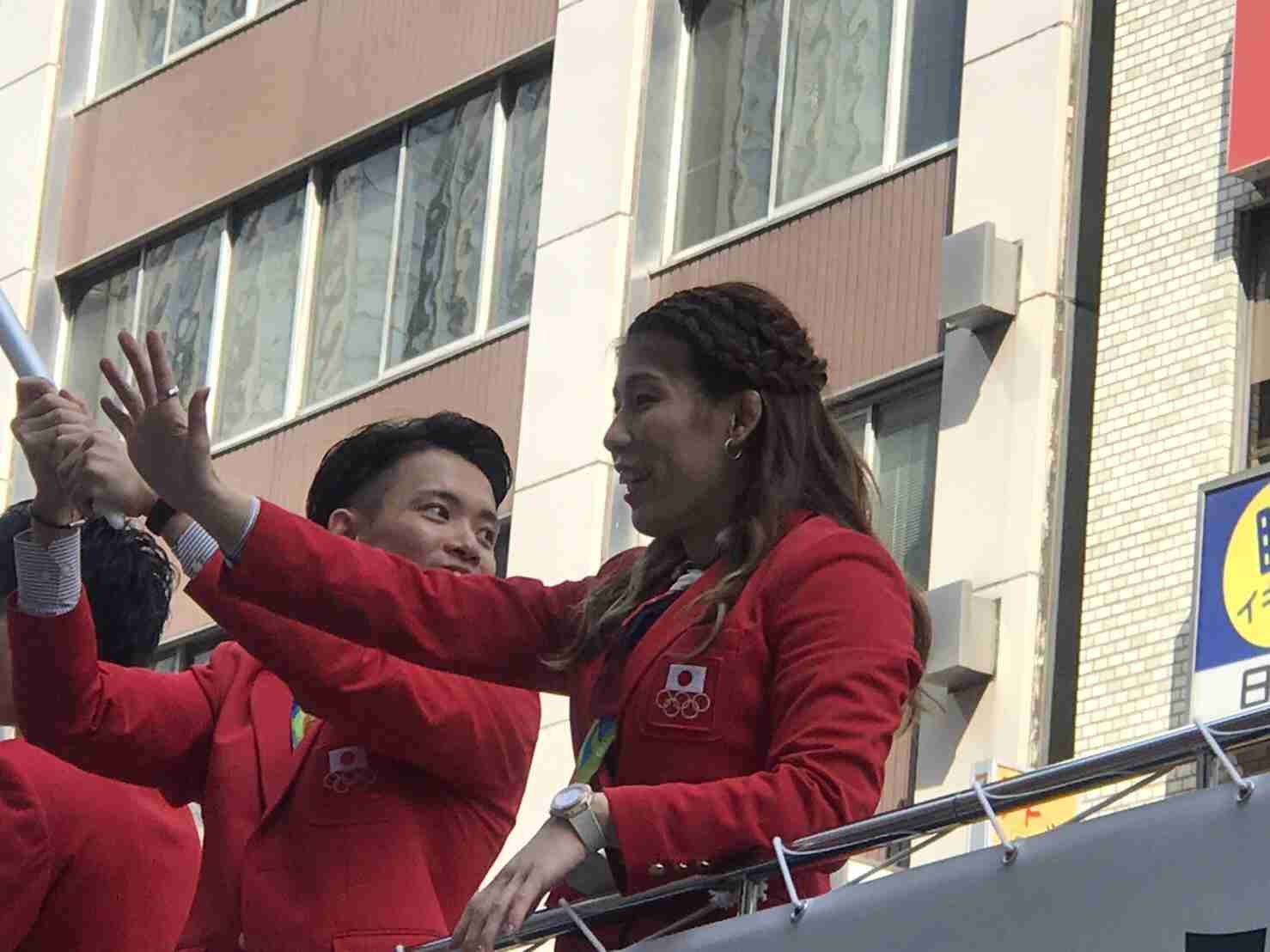 リオ五輪＆パラメダリストがパレード　内村、吉田らに大歓声