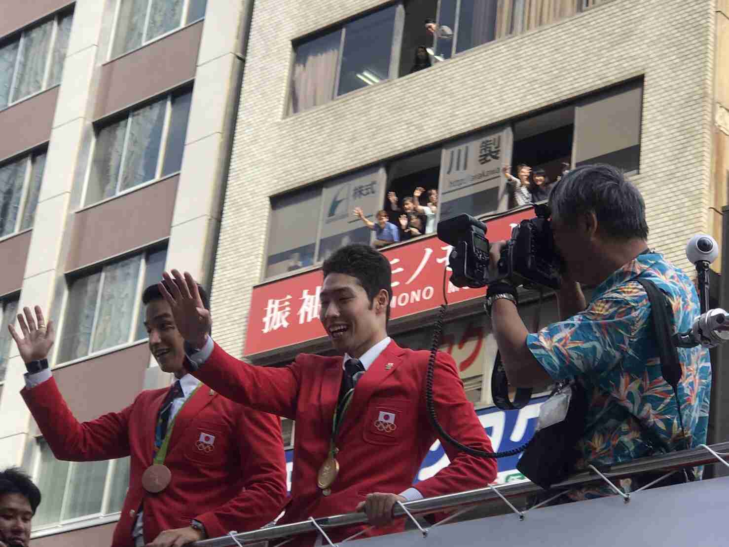 リオ五輪＆パラメダリストがパレード　内村、吉田らに大歓声