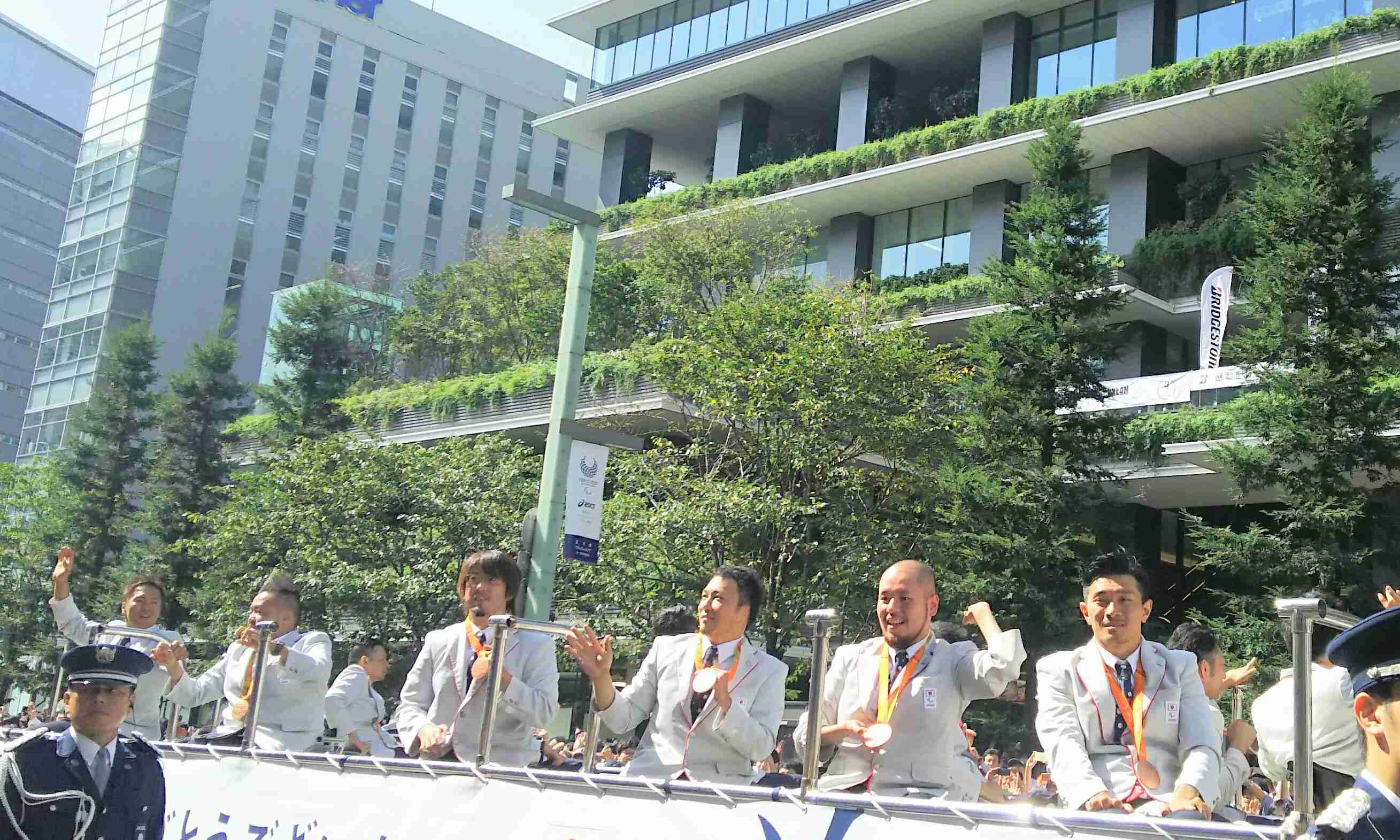 リオ五輪＆パラメダリストがパレード　内村、吉田らに大歓声