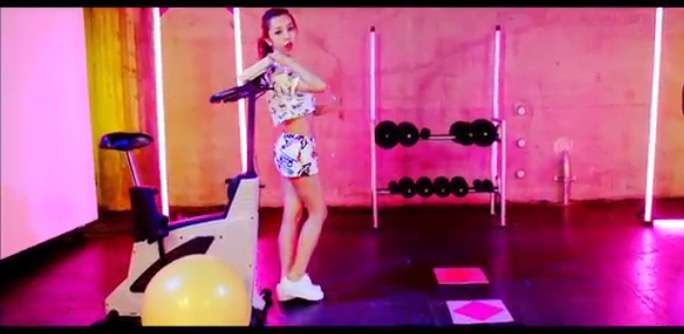 ともちんこと板野友美「セクシーすぎる！」MV　1日で再生30万回超