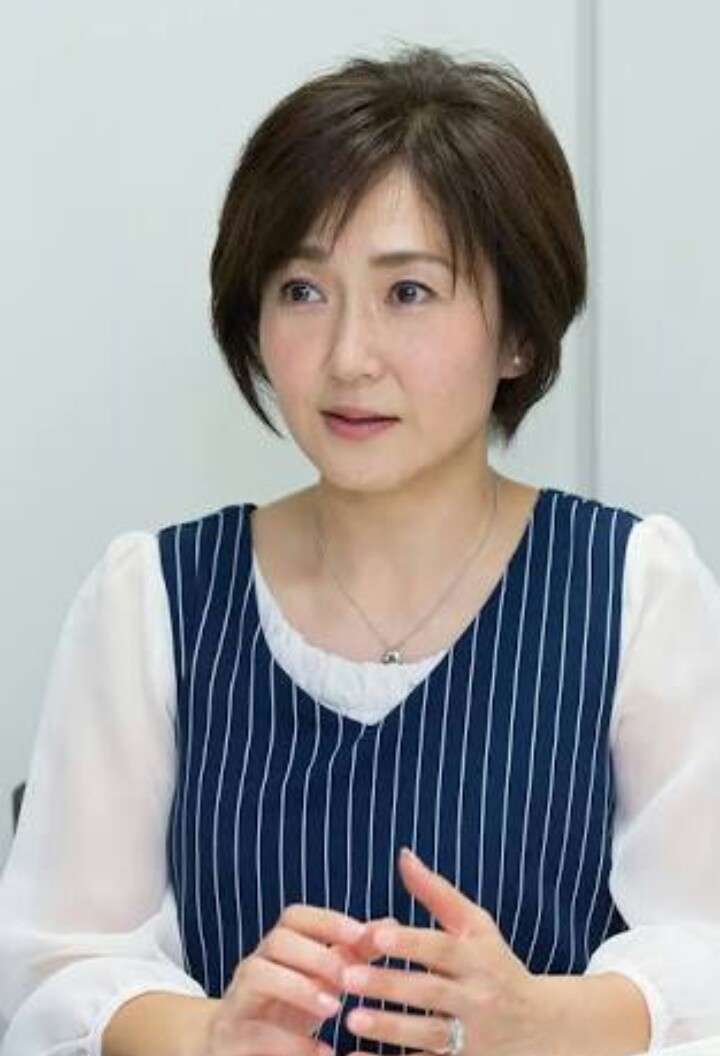 まゆゆが老けたらこんな感じ?あの半べそ大臣と顔が似ていると話題に!