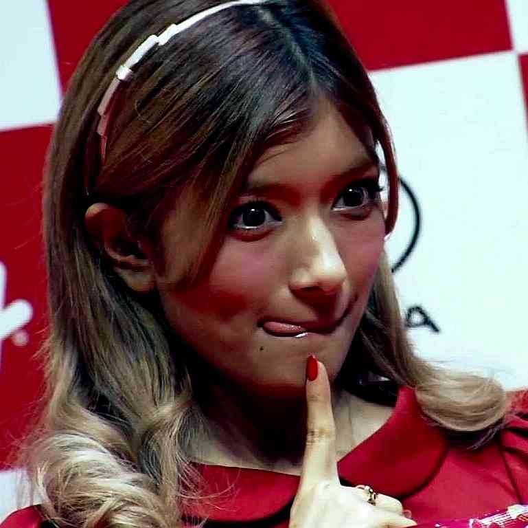 脚ながっ! ローラ、美形アンドロイドみたい