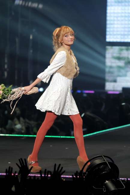 脚ながっ! ローラ、美形アンドロイドみたい