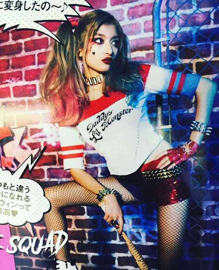 脚ながっ! ローラ、美形アンドロイドみたい