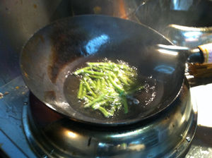 女子中学生に2千円払い、顔にだ液を垂らしてもらった疑いでバス運転手逮捕