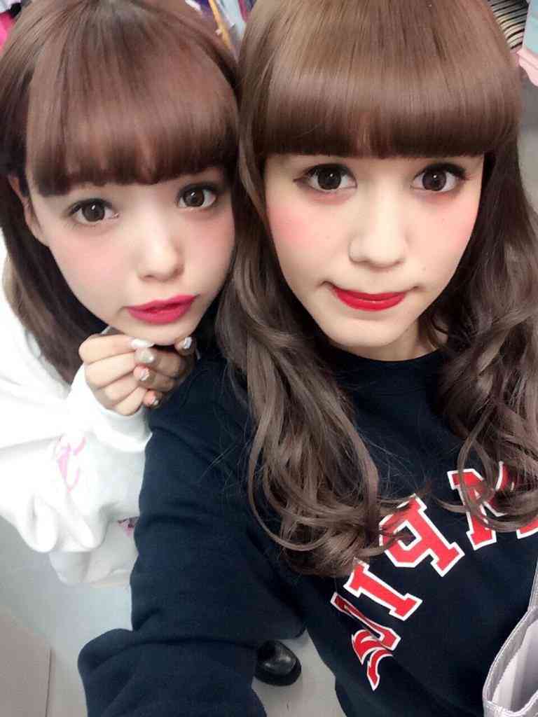 藤田ニコル、理想のキスは「階段で」 黒スケ衣装で大人アピール