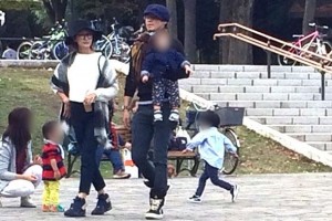 「がお~っ!」とじゃれ合うHIRO&上戸彩、娘との3ショット